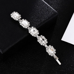Macro de la barrette argentée avec cristaux rectangulaires et strass brillants