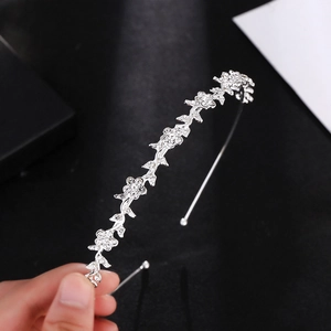 Eleganter floraler Silber-Haarreif mit funkelnden Strasssteinen und feinem Rankendesign
