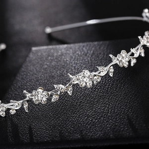 Eleganter Blumen Haarreif in Silber mit funkelnden Strasssteinen für Hochzeiten und Partys