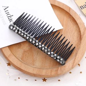 Peigne à cheveux élégant 20 dents avec perles argentées sur un plateau en bois rustique