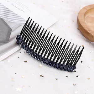 Vue détaillée des perles noires à facettes faites main sur un peigne à cheveux à 20 dents