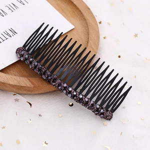 Détail du peigne à cheveux artisanal avec perles de cristal violet sur plateau en bois