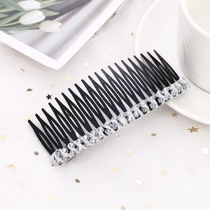 Détail du peigne à cheveux à 20 dents avec strass, fil d'argent et perles sur blanc