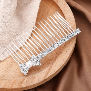 Eleganter silberner Braut-Haarkamm mit schimmernden Strasssteinen und einer weißen Perle