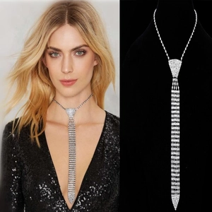 Détail du collier élégant en forme de cravate argentée avec strass brillants pour mariées