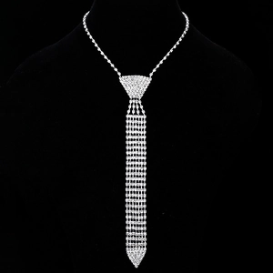 Collier cravate étincelant en strass argentés pour femmes avec un design créatif