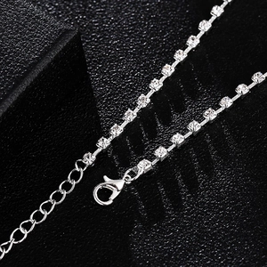 Détail d'un collier tennis en strass avec fermoir mousqueton et chaîne d'extension