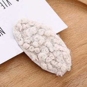 Barrette à cheveux mignonne en peluche blanc crème avec texture polaire bouclée pour femme