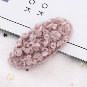 Barrette à cheveux ovale en peluche rose avec texture douce en laine d'agneau