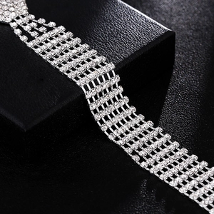 Collier ras du cou élégant en strass argenté à plusieurs rangées pour mariage et soirées