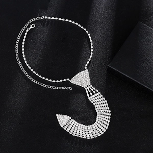 Élégant collier en forme de cravate argentée avec strass étincelants pour bijoux de mariée