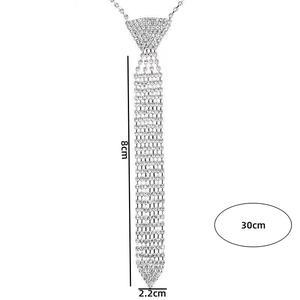 Vue détaillée montrant les dimensions du collier de mariée en strass en forme de cravate