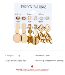 Détail du lot de 6 paires de boucles d'oreilles dorées avec perles et strass sur carte
