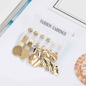 Détail d'un ensemble de 6 paires de boucles d'oreilles dorées avec strass et perles