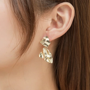 Boucles d'oreilles pendantes dorées minimalistes avec plaques métalliques plissées