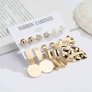 Détail d'un lot de 6 paires de boucles d'oreilles dorées, formes géométriques et perles
