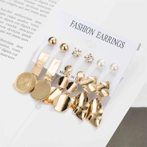 Détail d'un lot de 6 paires de boucles d'oreilles dorées avec perles et strass sur carte