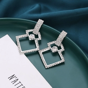 Boucles d'oreilles pendantes pavées de strass carrés doubles avec une pierre centrale
