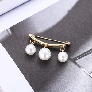 Broche élégante dorée avec trois perles blanches suspendues pour blouses et foulards
