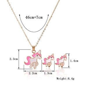 Détail de l'ensemble collier et boucles d'oreilles licorne rose avec dorure