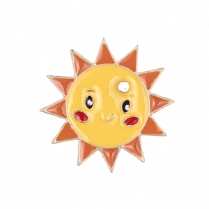 Spilla a forma di sole sorridente in stile giapponese con vivaci dettagli gialli e arancioni