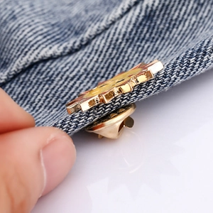 Spilla smaltata sole in stile giapponese su tessuto denim blu accessorio
