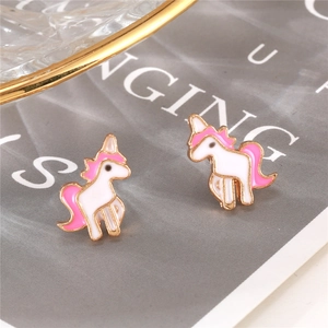 Charmantes boucles d'oreilles licorne en émail blanc et rose avec finition dorée