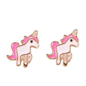 Boucles d'oreilles licorne avec émail blanc et détails roses en alliage plaqué or