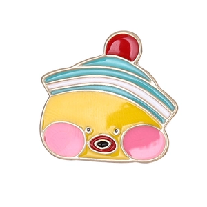 Pin de esmalte de dibujos animados con pato amarillo y sombrero a rayas azules