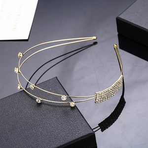 Elegante cerchietto a doppio strato dorato con strass e accenti di cristallo lucidi