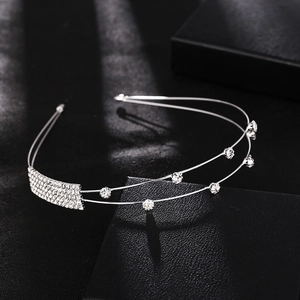 Elegante cerchietto a doppio strato argento con strass scintillanti su sfondo nero