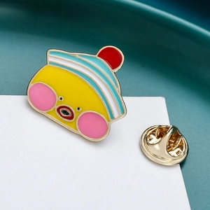 Broche de esmalte de personaje lindo con sombrero de marinero y cierre de mariposa dorado