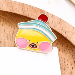 Lindo broche de esmalte con gorro de rayas azules en una tarjeta blanca