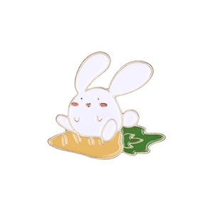 Broche en émail mignonne représentant un lapin blanc sur une carotte avec contours dorés