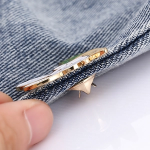 Broche lapin en émail avec attache papillon sur fond de tissu en denim bleu durable