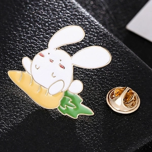 Mignonne Broche en Émail Lapin Tenant Une Carotte en Alliage Badge Animal Épingles pour Femmes Étudiants Sac à Dos Accessoire