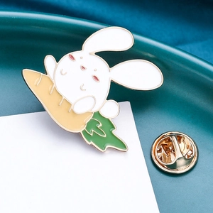 Broche en émail mignon lapin blanc câlinant une carotte avec attache papillon dorée