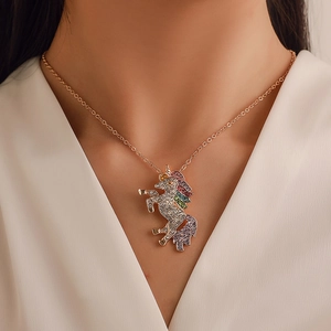 Mode Einhorn-Halskette mit bunten Kristallen auf einer roségoldenen Kette