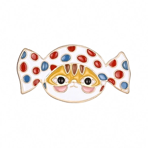 Broche chat en émail en forme de bonbon avec pois rouges et bleus sur fond blanc