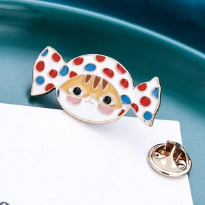 Broche chat bonbon mignonne en émail avec des pois colorés et une tête de chat jaune