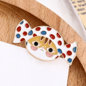 Broche émaillée mignonne chat orange en forme de bonbon avec pois rouges et bleus