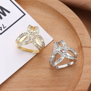 Fashion Alloy Rhinestone Triangle Scarf Clip For Women Geometric Hollow Shawl Buckle Gold Silver Plated Elegant Scarf Accessory