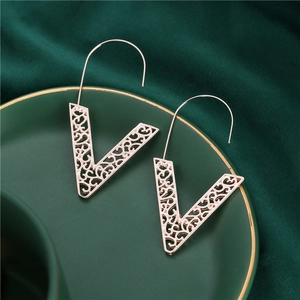 Fashionable V-shaped gold geometric earrings with hollow filigree vine patterns
