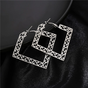 Boucles d'oreilles créoles carrées vintage en métal argenté avec motifs ciselés