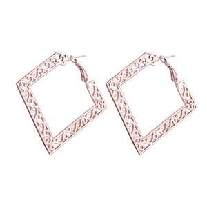 Boucles d'oreilles bohèmes carrées ajourées avec finition or rose et motifs filigranes