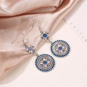 Orecchini boho a margherita con mandala in smalto colorato su tessuto di seta color champagne