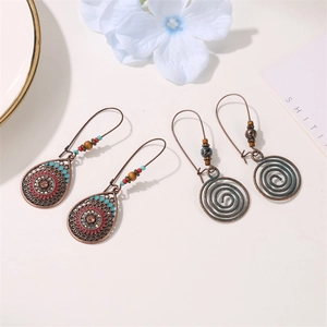 Boucles d'oreilles bohèmes vintage en bronze avec gravures et détails floraux colorés