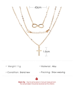 Détails du collier triple rang avec symbole infini, croix et perles blanches