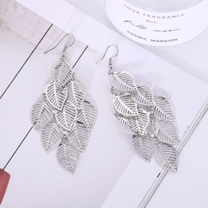 Vue détaillée des boucles d'oreilles pendantes à feuilles creuses multicouches argent