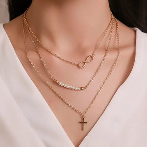 Collier Multicouche en Alliage Avec Fausses Künstliche Perles Pendentif Croix et Symbole Infini Couleur Or Triple Rang Bijoux Pour Femmes